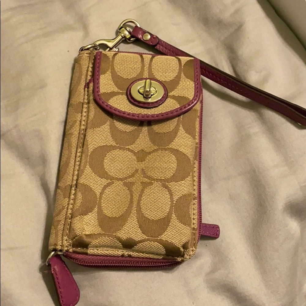 Used coach wristlet in good condition